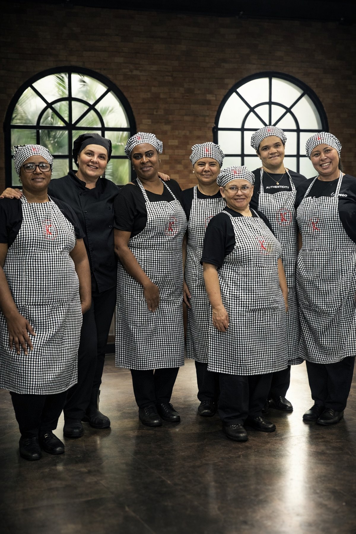 Patrícia Costa, chef do buffet do Kauai Eventos, ao centro, com a equipe da cozinha