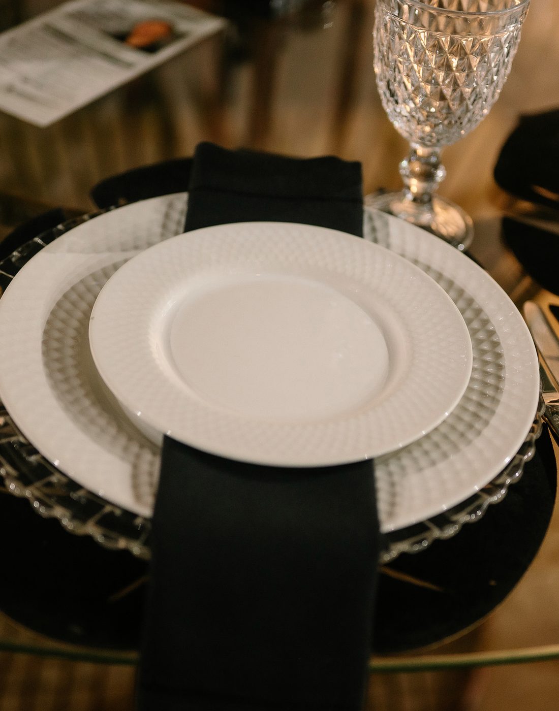 Detalhe da mesa posta com a prataria do Kauai Eventos